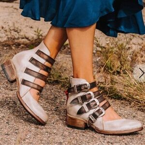 Freebird Scarlett Booties in Colorway Ice 🧊